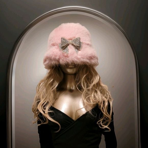 NWT Soft Pink Super Furry Faux Fur Winter Bucket Hat w/ Vtg. Crystal Bow Brooch - Picture 15 of 16